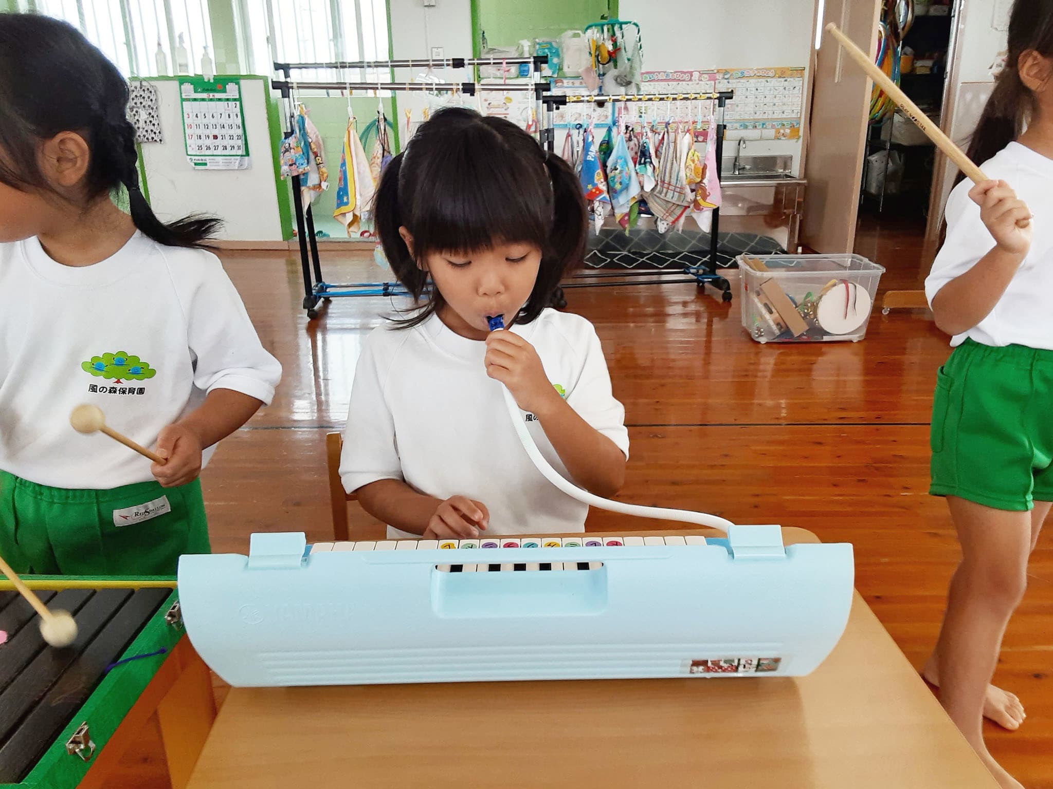 風の森保育園　演奏する子